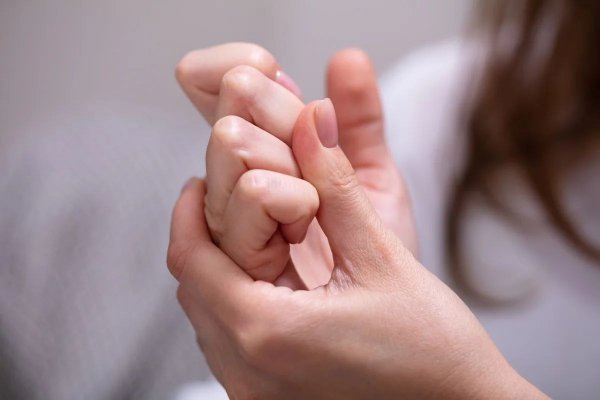 Parmak çıtlatmak zararlı mı?