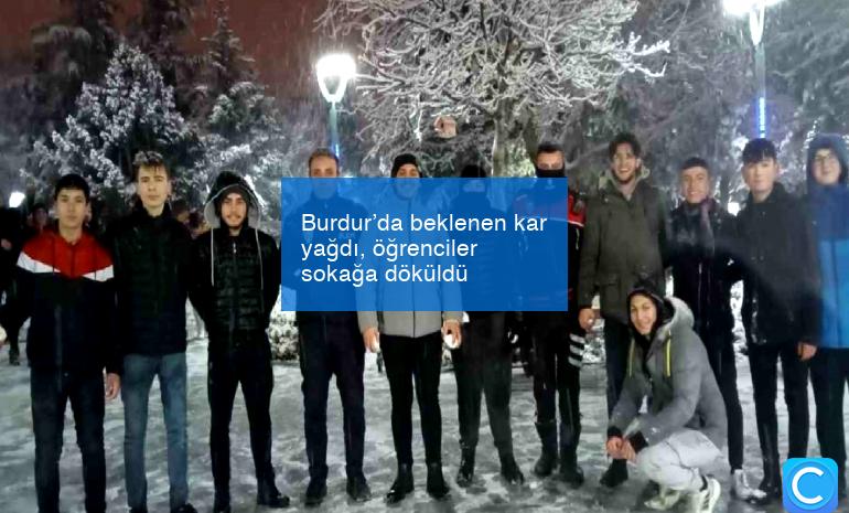 Burdur’da beklenen kar yağdı, öğrenciler sokağa döküldü