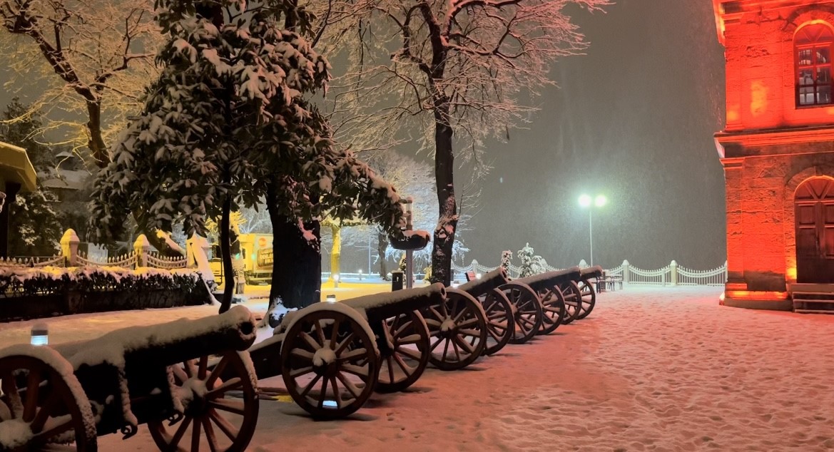 Bursa’da şiddetli kar yağışı tesirini gösterdi