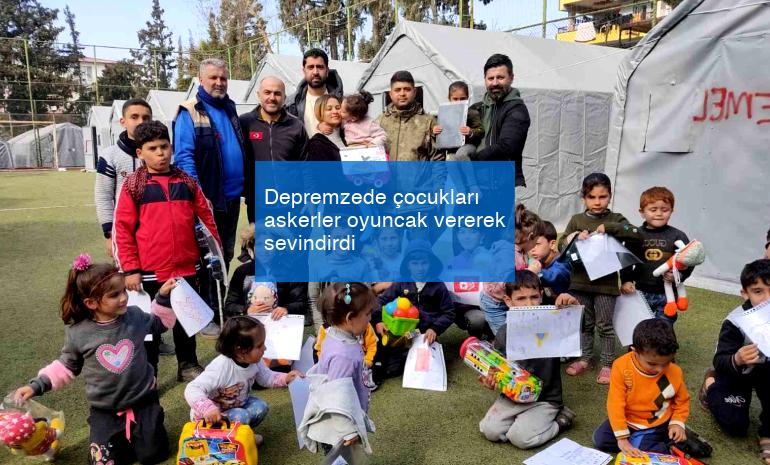 Depremzede çocukları askerler oyuncak vererek sevindirdi