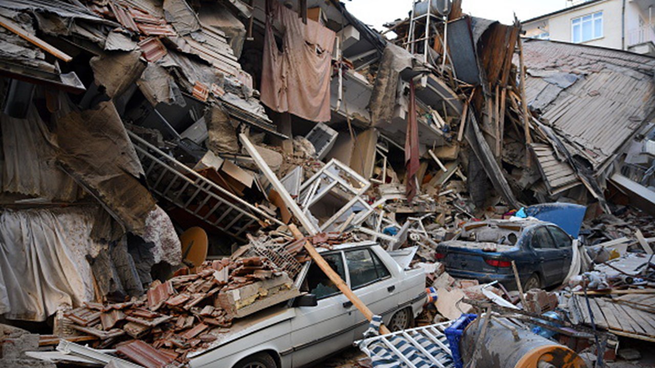 Depremde Binlerce Araç Hasar Gördü! Otomobil Enkazları Milyarları Bulabilir!
