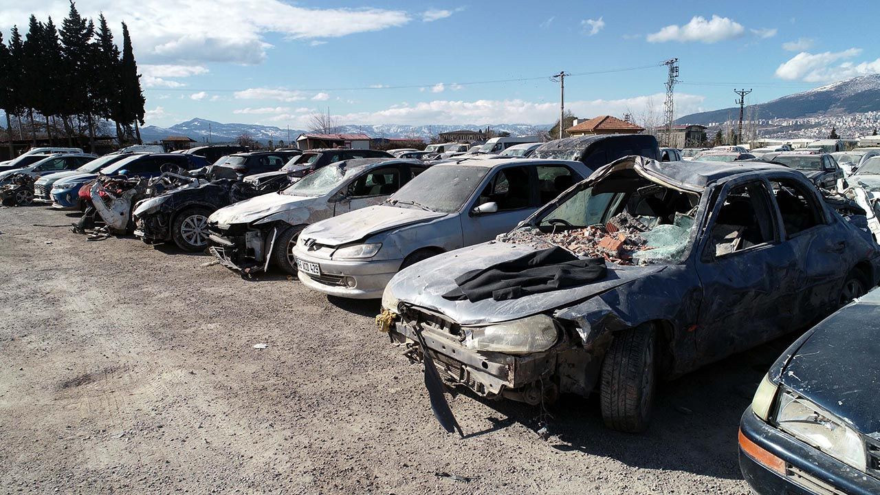 Depremde Enkaz Altında Kalan Binlerce Otomobil Otoparklara Kaldırılıyor!