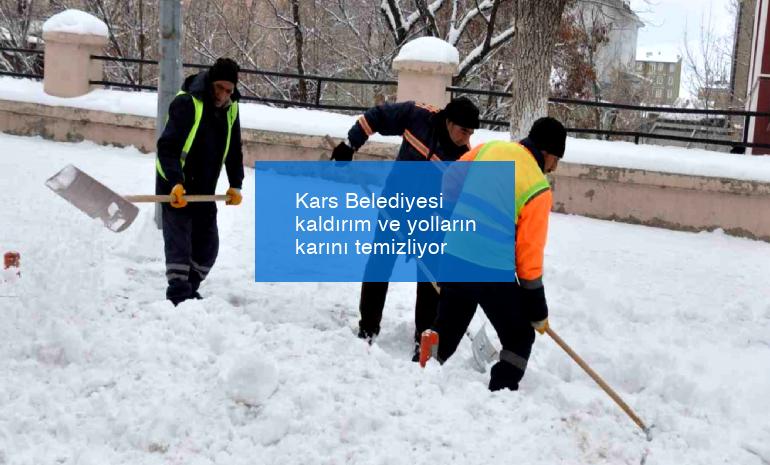Kars Belediyesi kaldırım ve yolların karını temizliyor
