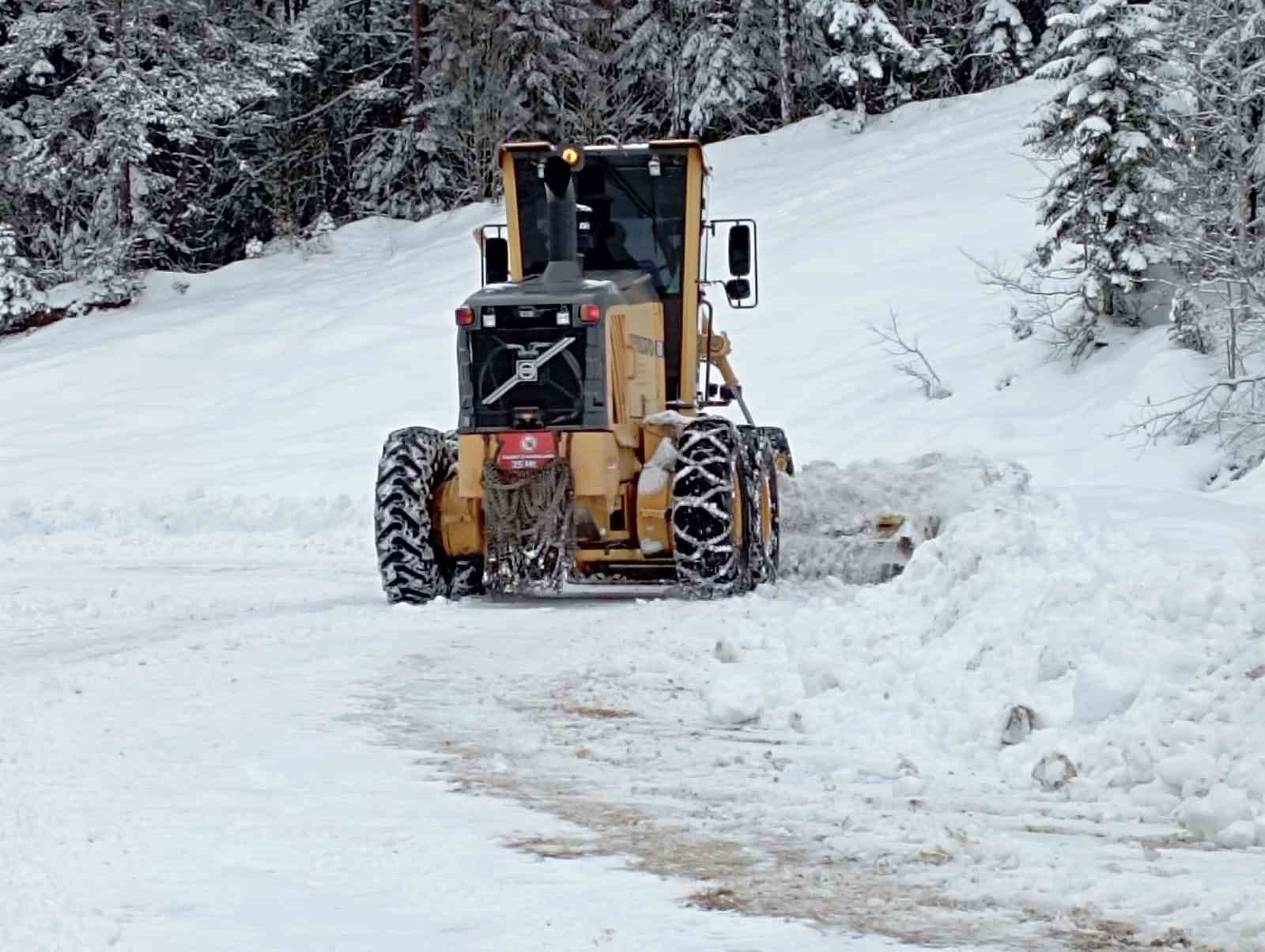 Kastamonu’da kar yağışı sebebiyle 169 köy yolu ulaşıma kapandı