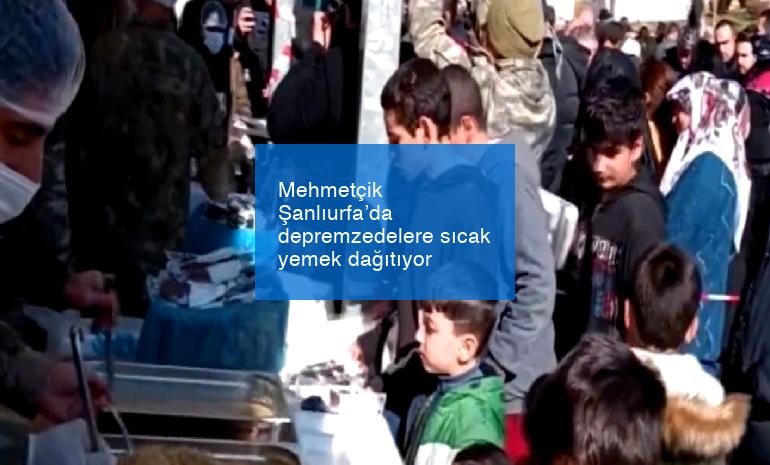 Mehmetçik Şanlıurfa’da depremzedelere sıcak yemek dağıtıyor