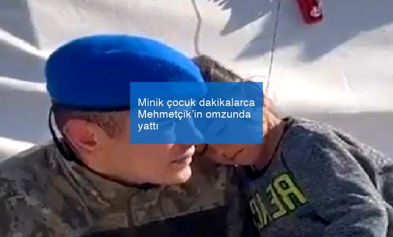Minik çocuk dakikalarca Mehmetçik’in omzunda yattı