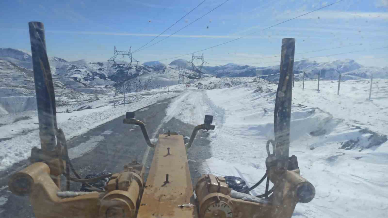 Okullar açılmadan Toros Dağları’nın karlı yolları açıldı