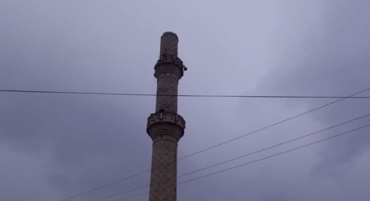 Osmaniye’de zelzelede yıkılan minarenin ucu meskene ziyan verdi