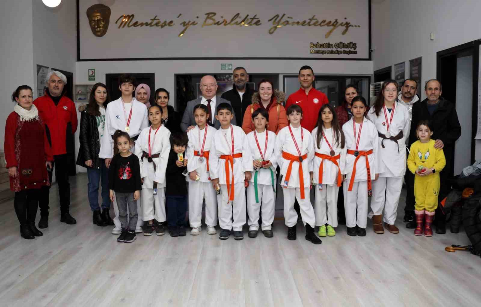 Şampiyon karateciler Başkan Gümüş’ü ziyaret etti