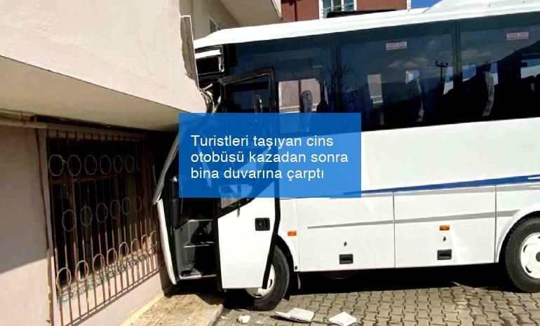 Turistleri taşıyan cins otobüsü kazadan sonra bina duvarına çarptı
