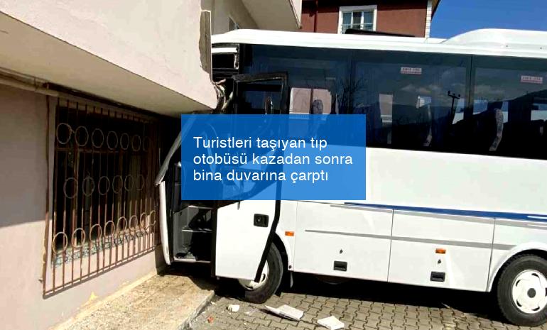 Turistleri taşıyan tıp otobüsü kazadan sonra bina duvarına çarptı