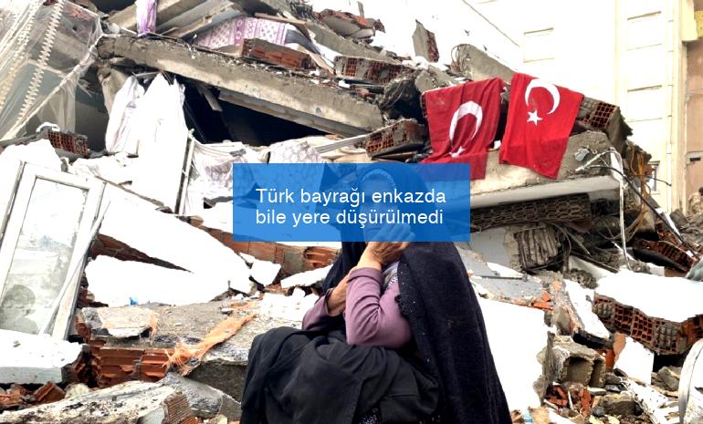 Türk bayrağı enkazda bile yere düşürülmedi