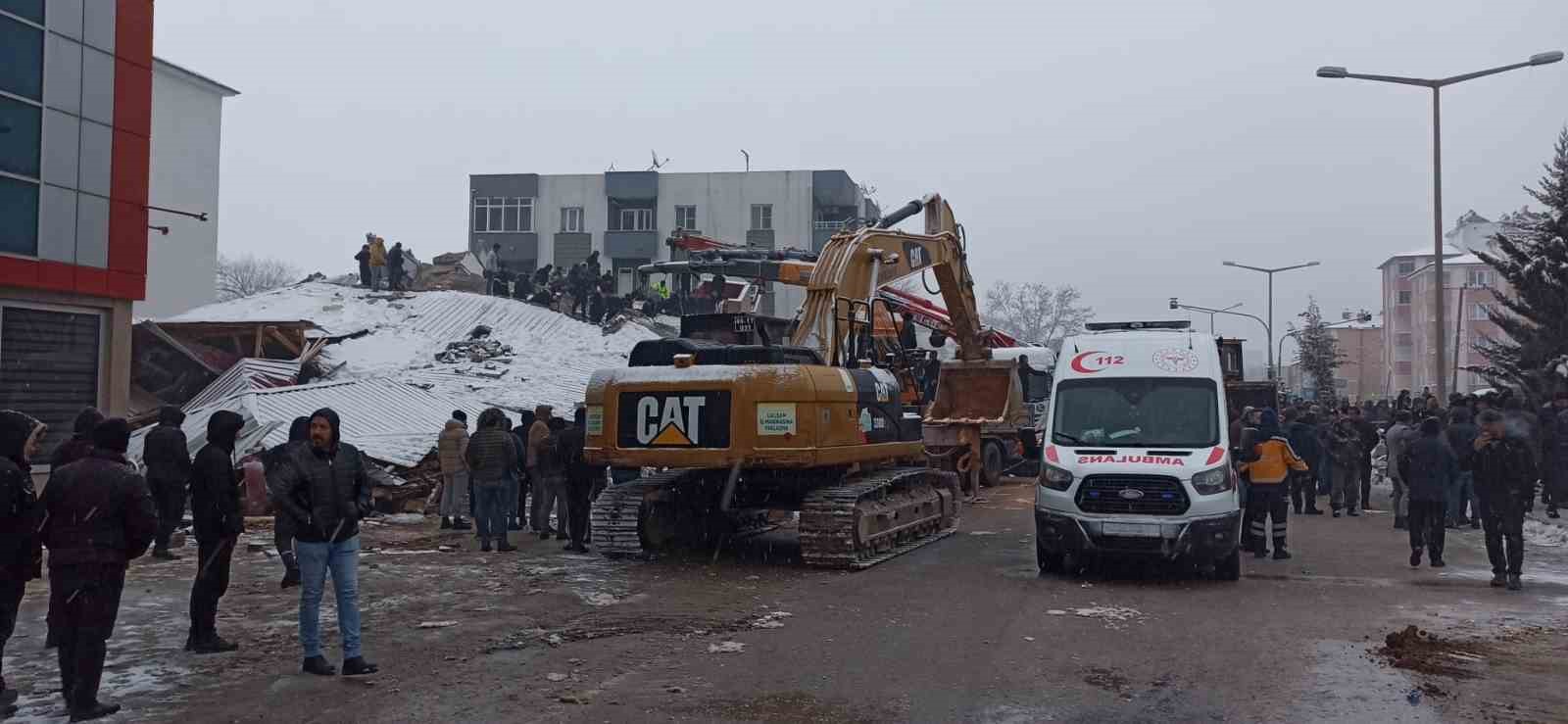 Zelzelede Kahramanmaraş’ta birçok bina yıkıldı, kurtarma çalışmaları sürüyor