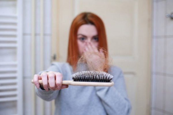 Saç dökülmesi nasıl önlenir? Dökülen saçlar için doğal çözüm yöntemleri