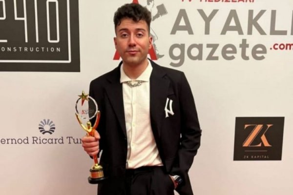 Fenomen Enes Batur ‘En iyi Youtuber’ ödülünün sahibi oldu!